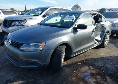 2013 Volkswagen Jetta 2.0L S z USA, uszkodzony, nr VIN 3VW2K7AJ4DM218302